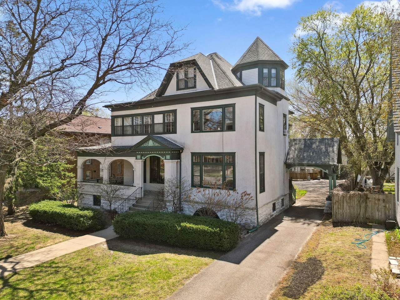 710 Summit Avenue - Photo 1
