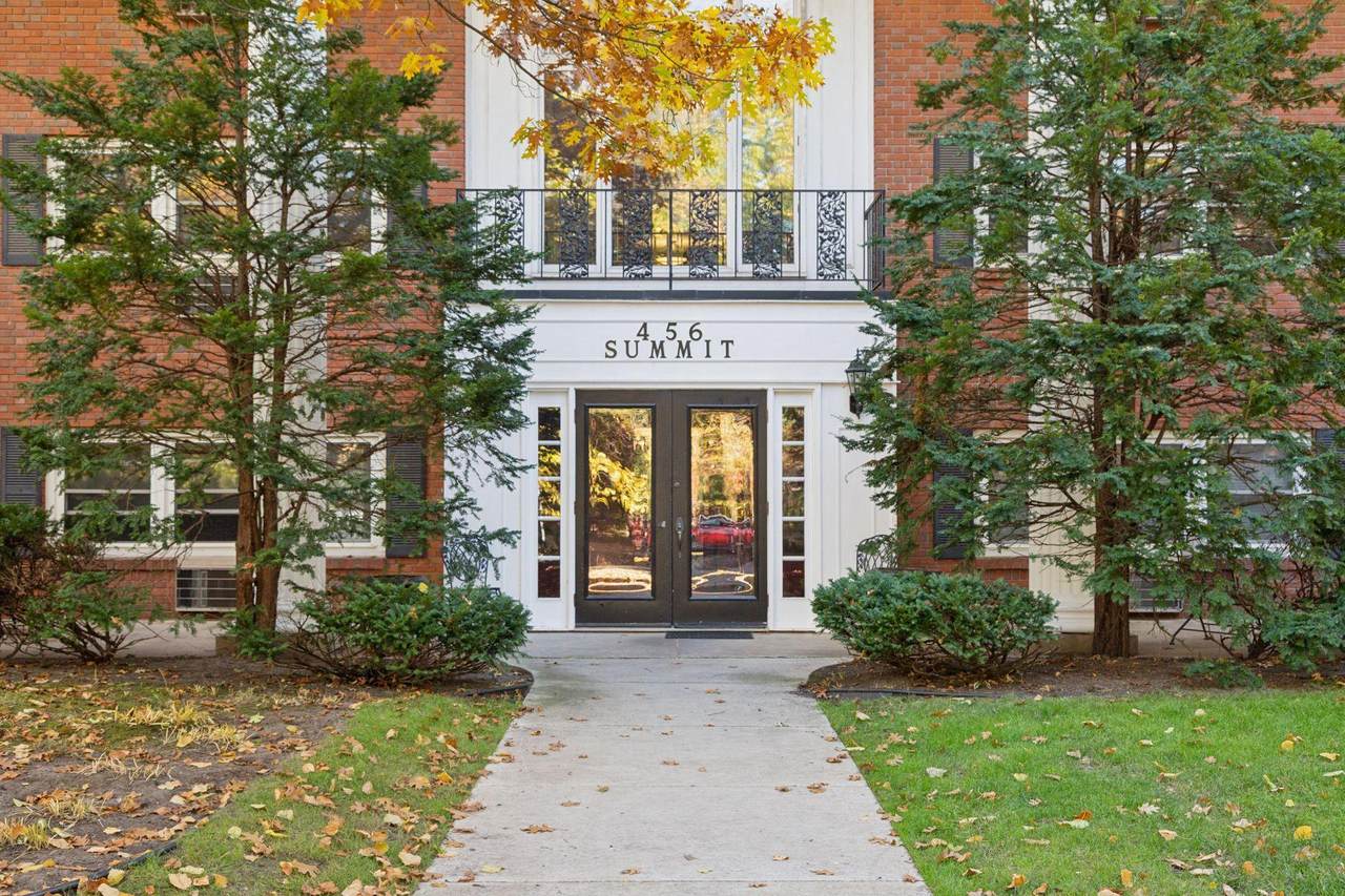 456 Summit Avenue - Photo 1