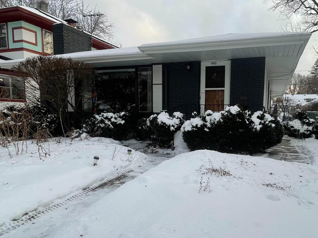 990 Hawthorne Avenue - Photo 1