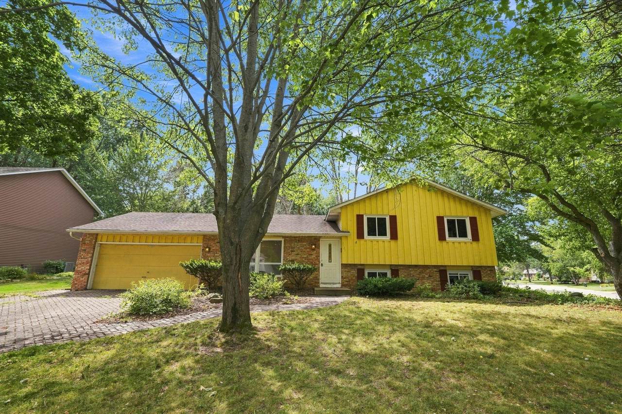 2527 Interlachen Drive - Photo 1