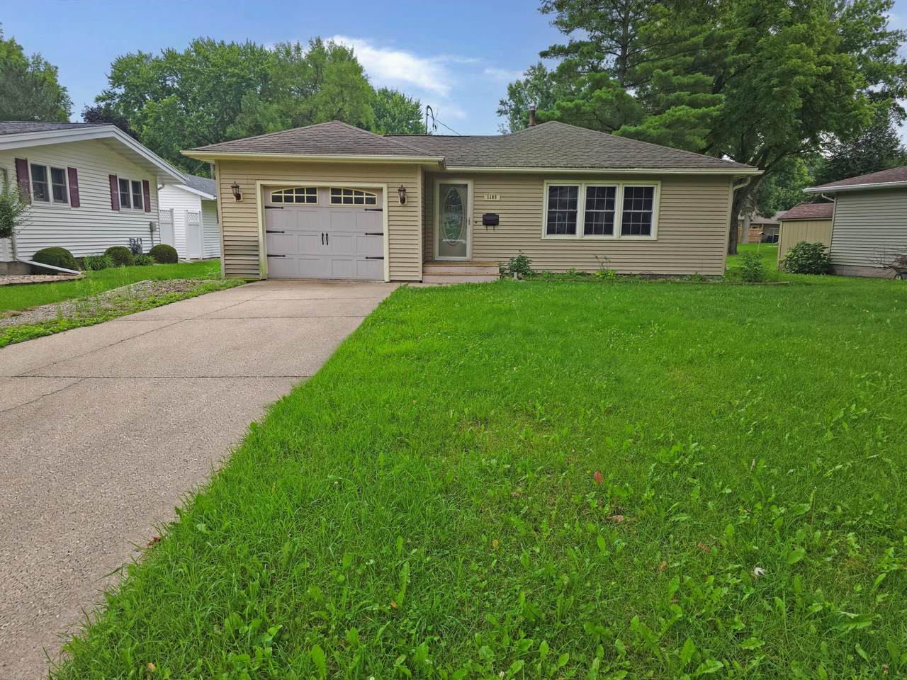 1109 Moore Street - Photo 1