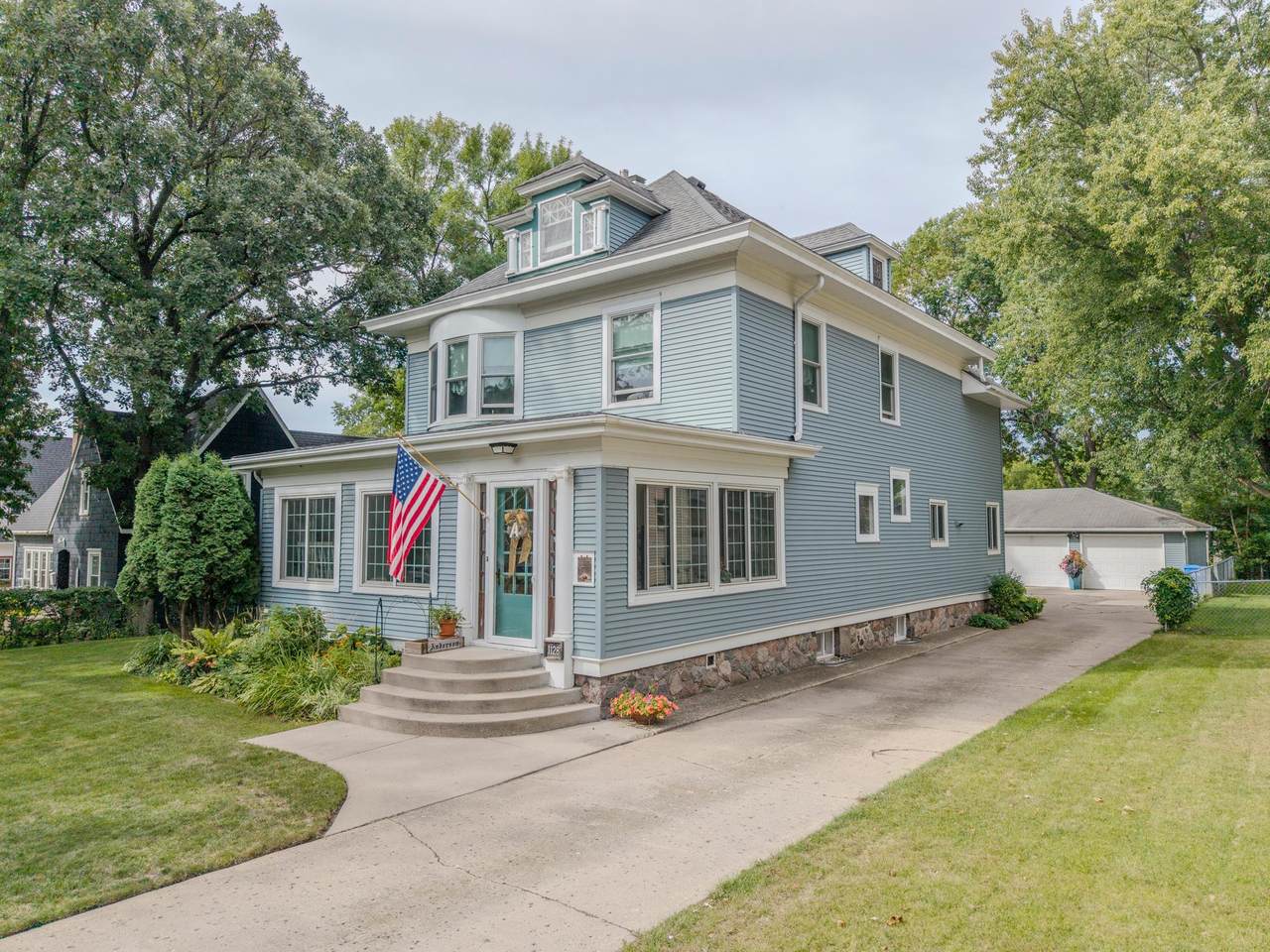 1128 Summit Avenue - Photo 1