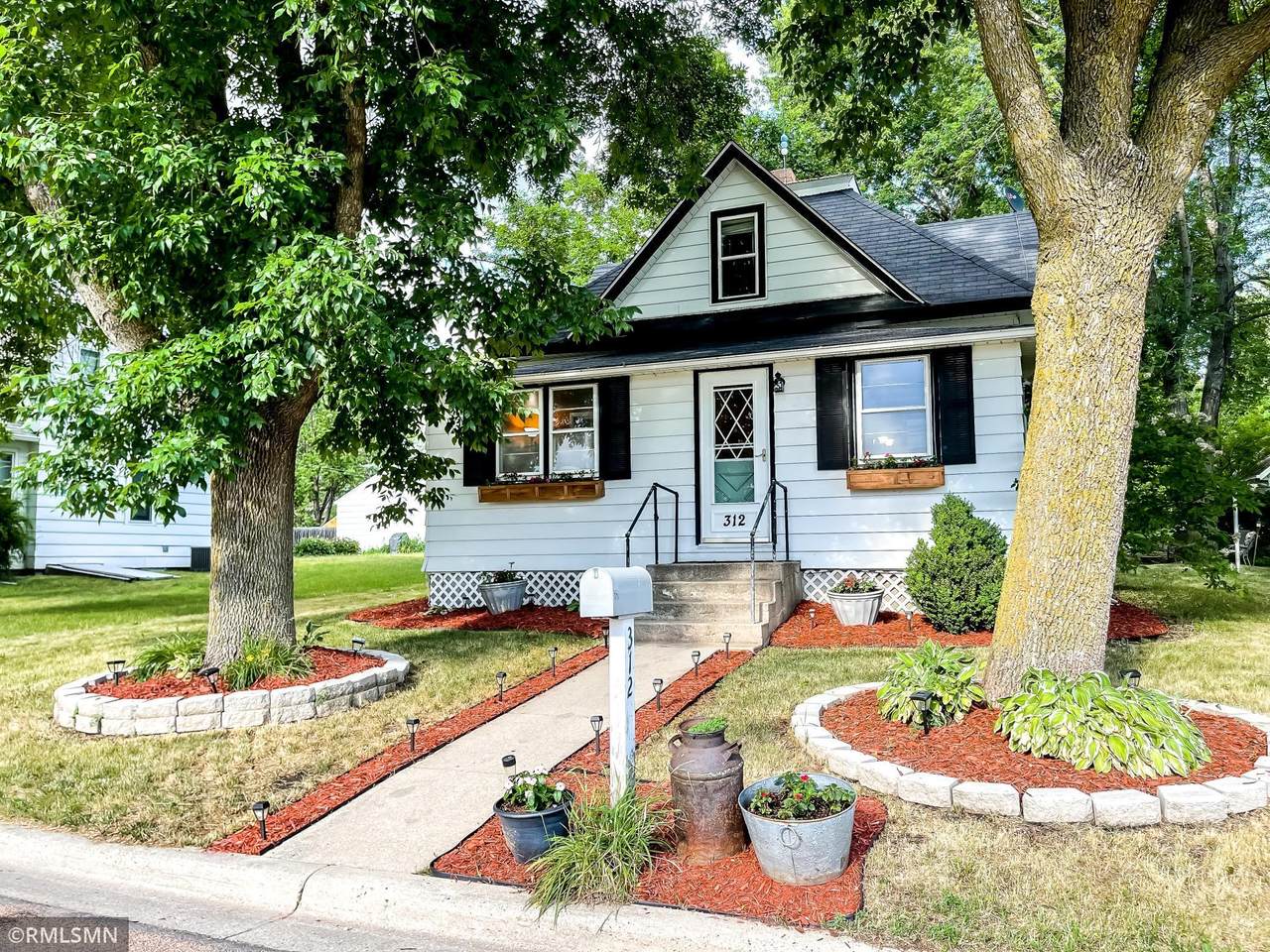 312 Bluejay Avenue - Photo 1