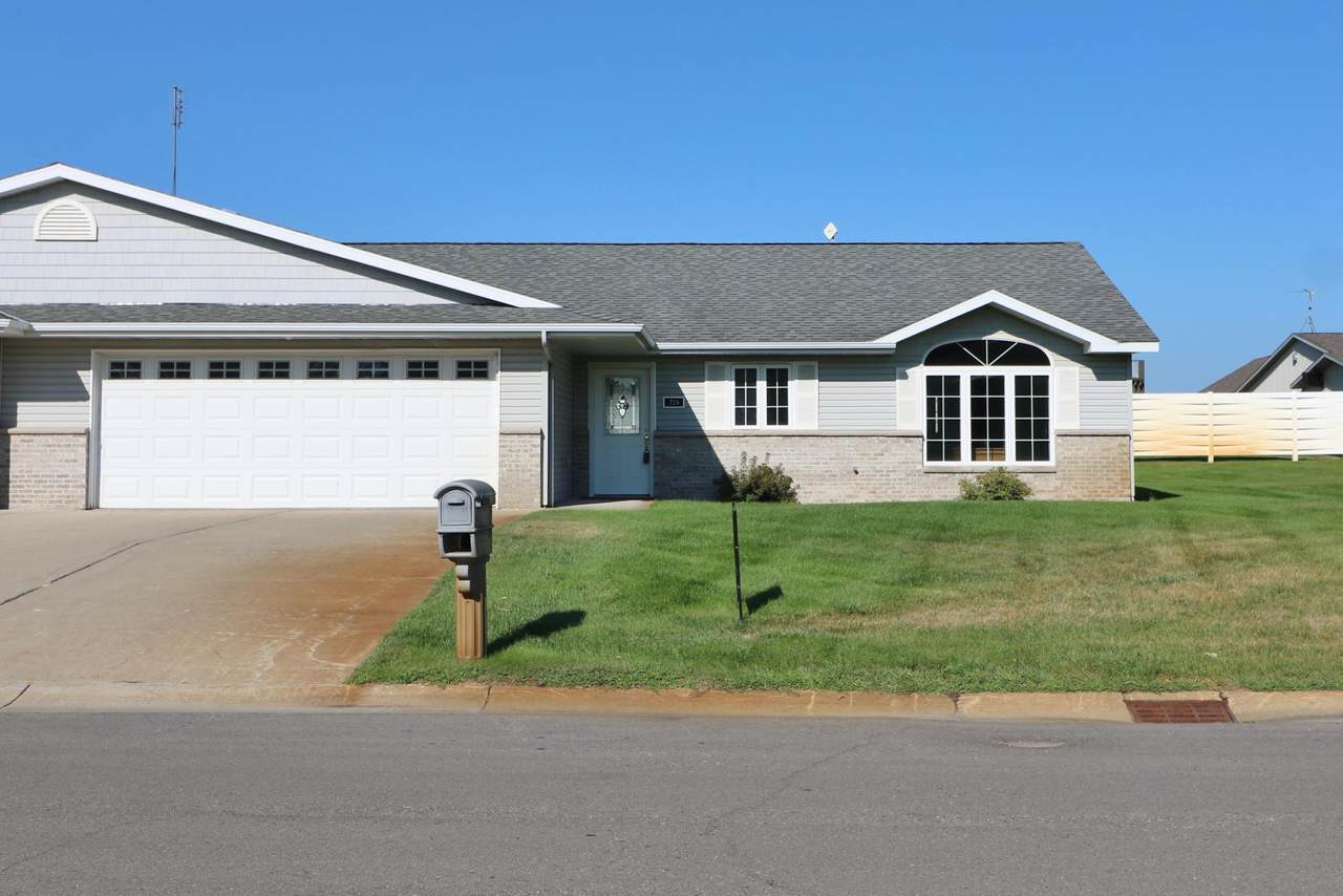 724 Amanda Lane - Photo 1