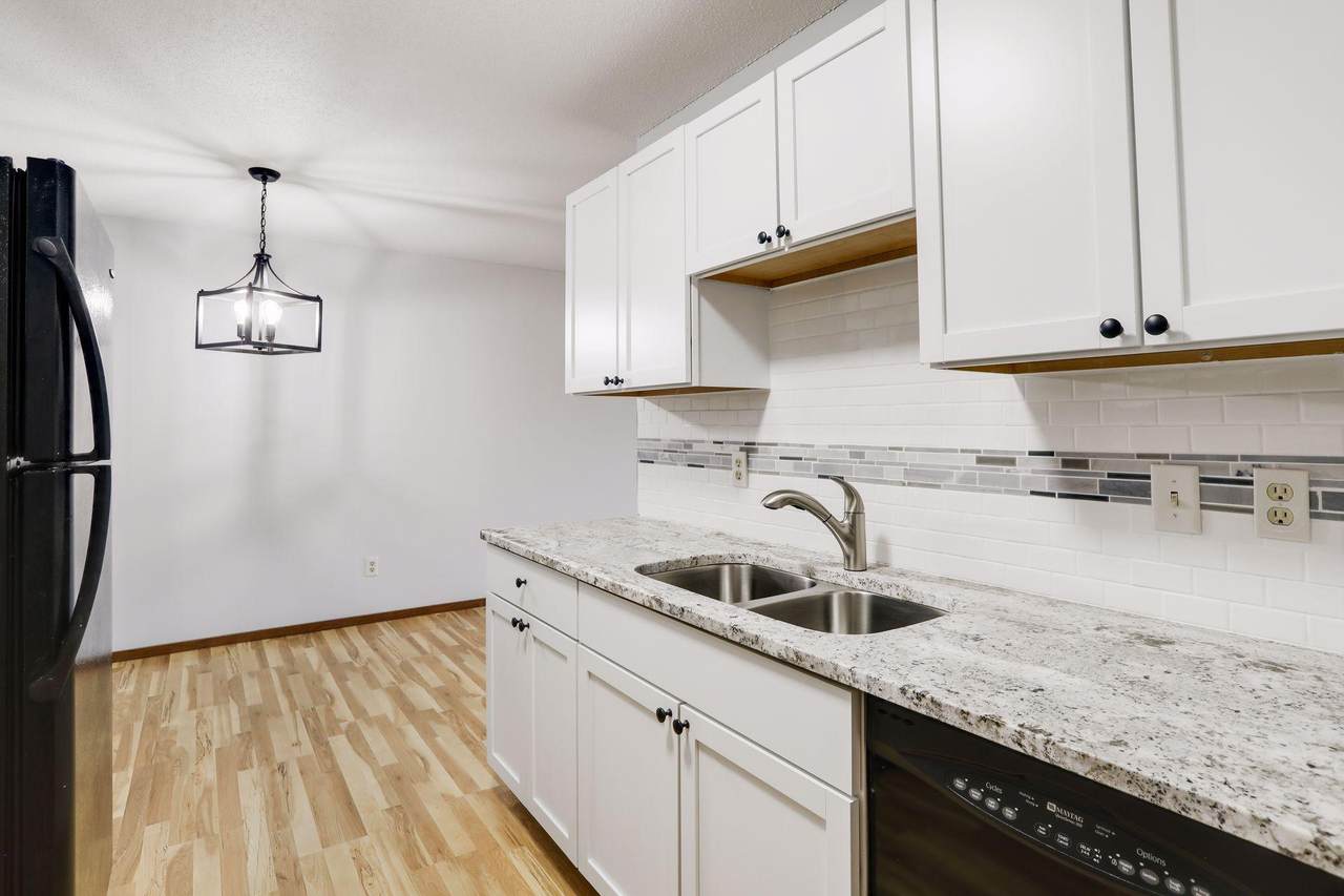 215 Barry Avenue - Photo 1