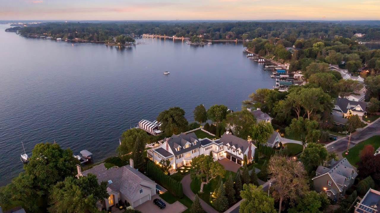 20100 Lakeview Avenue - Photo 1