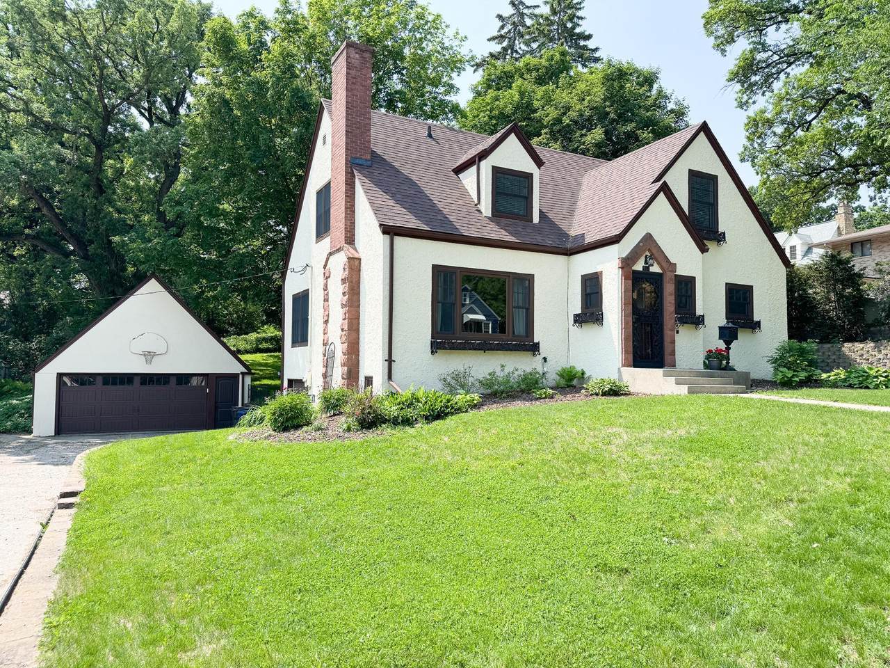531 Summit Avenue - Photo 1