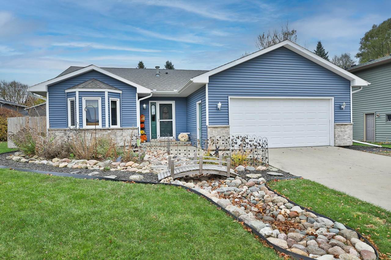 906 7th Street - Photo 1