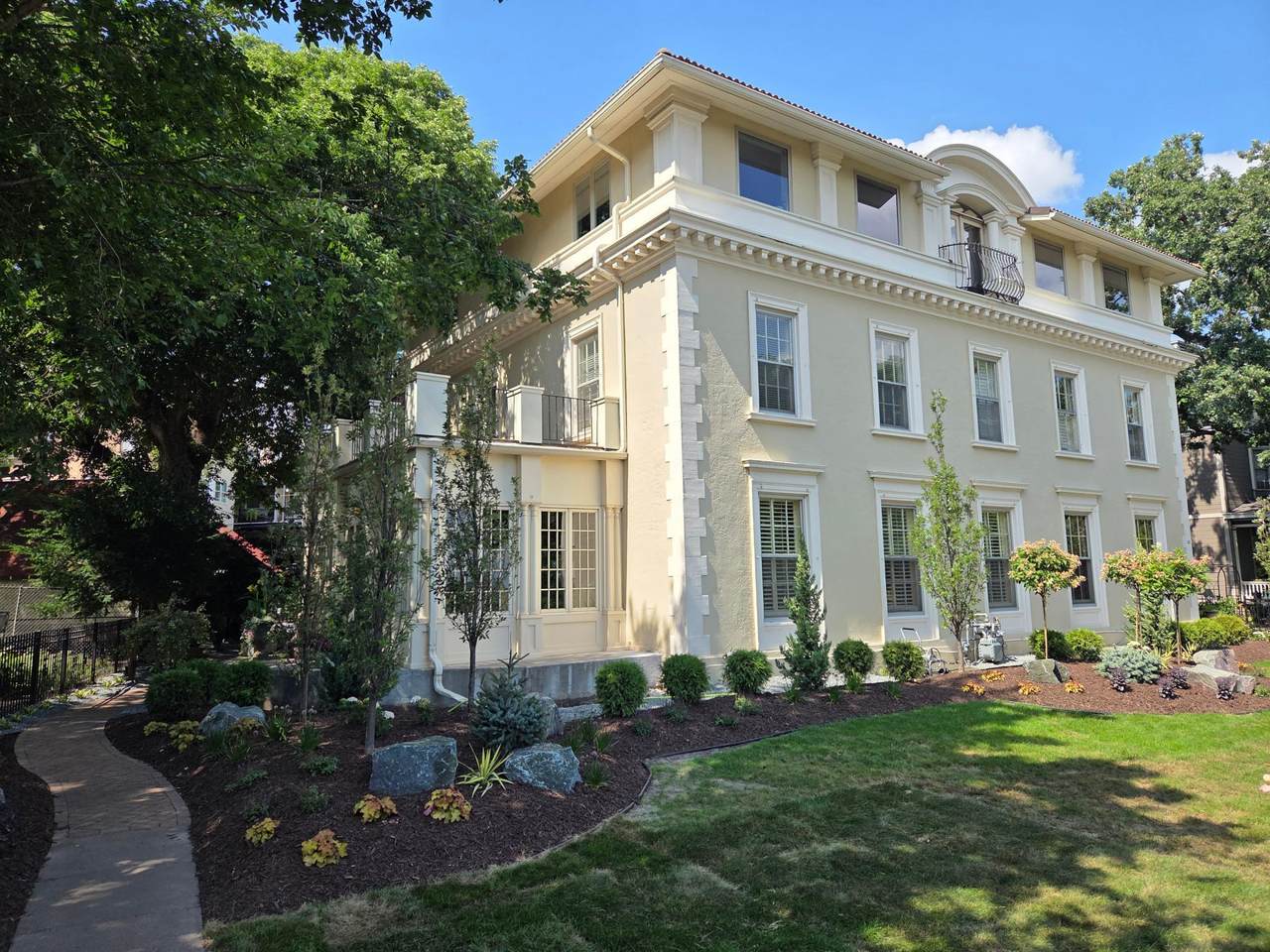 421 Summit Avenue - Photo 1