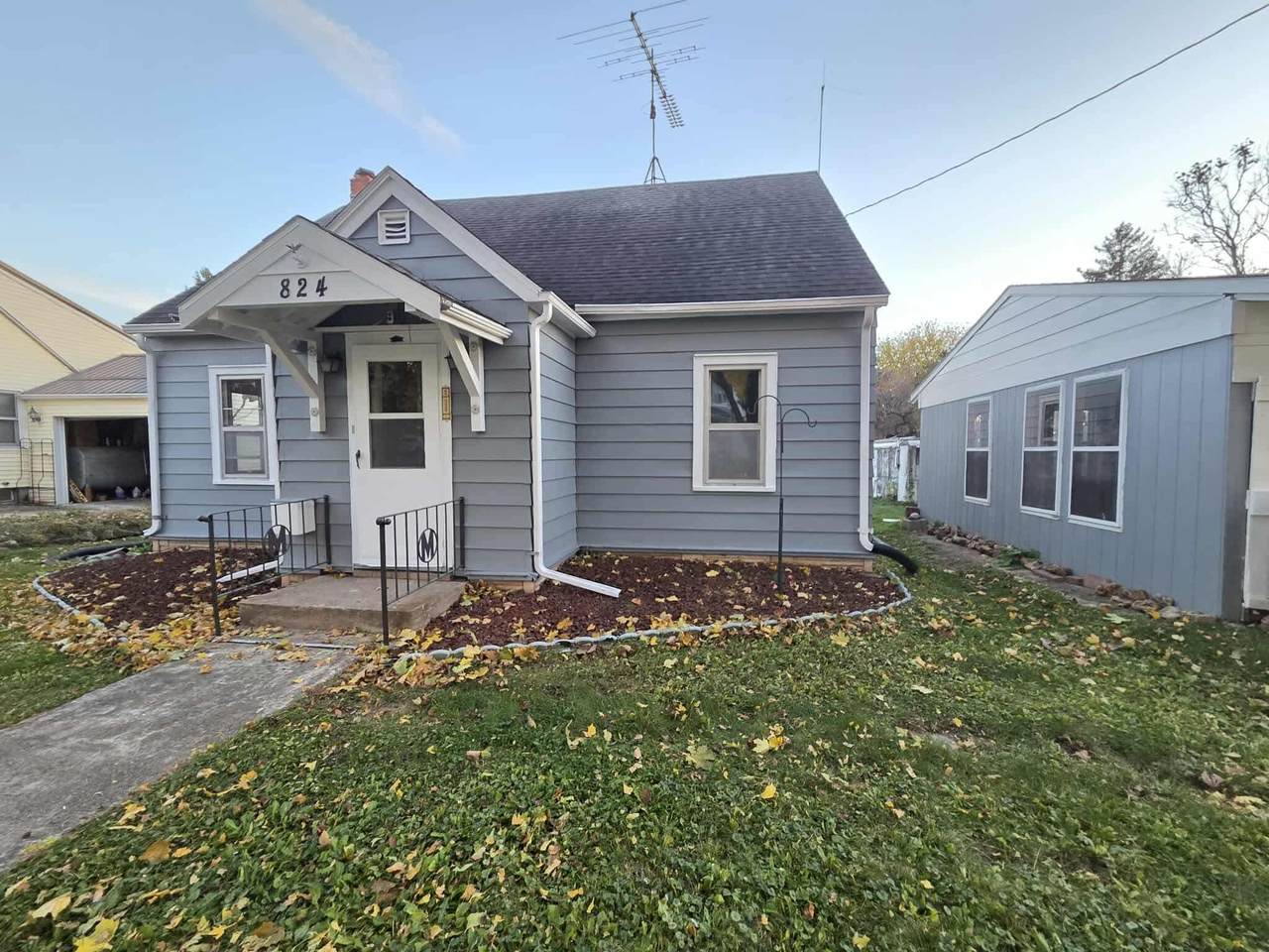 824 Washington Street - Photo 1