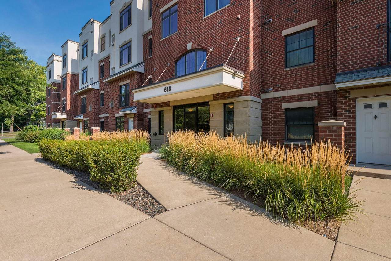 619 8th Street - Photo 1