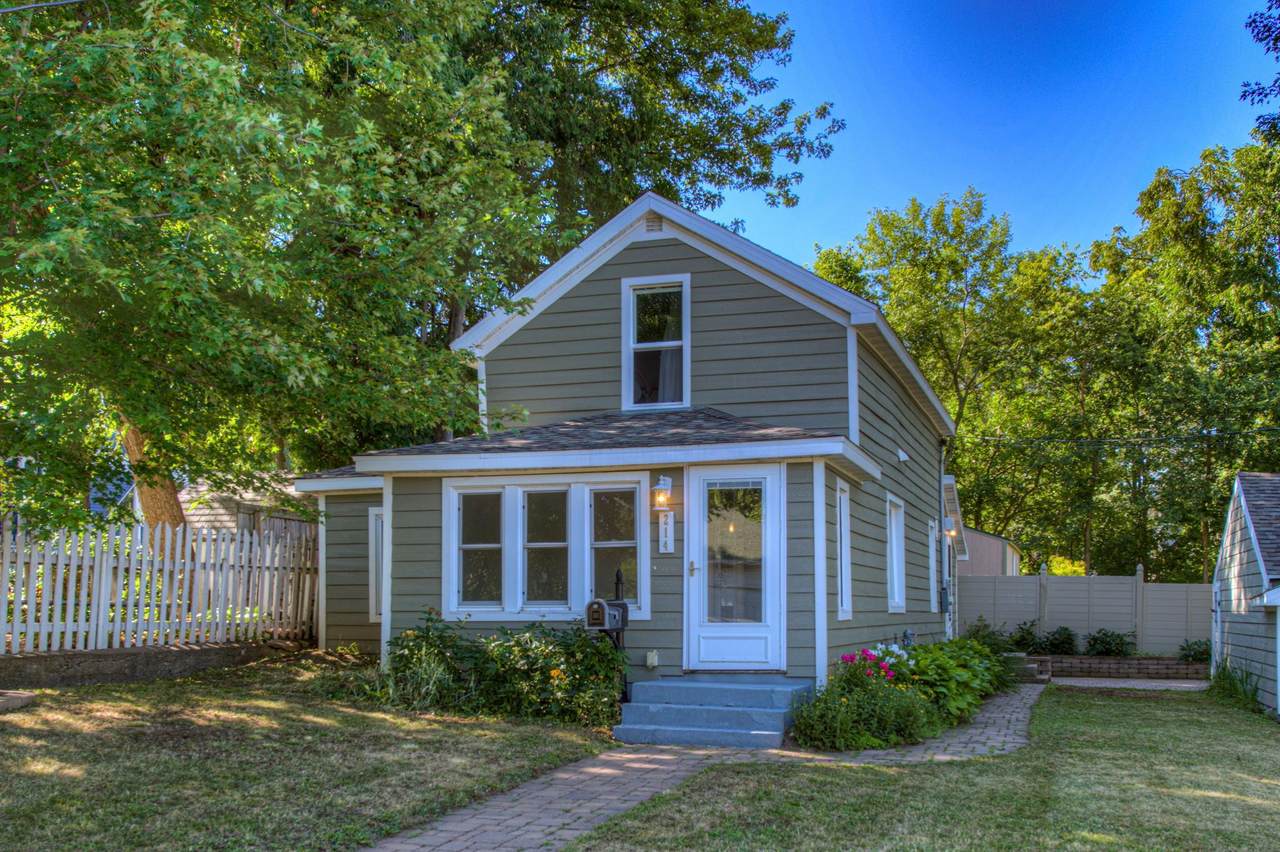 214 Myrtle Street - Photo 1