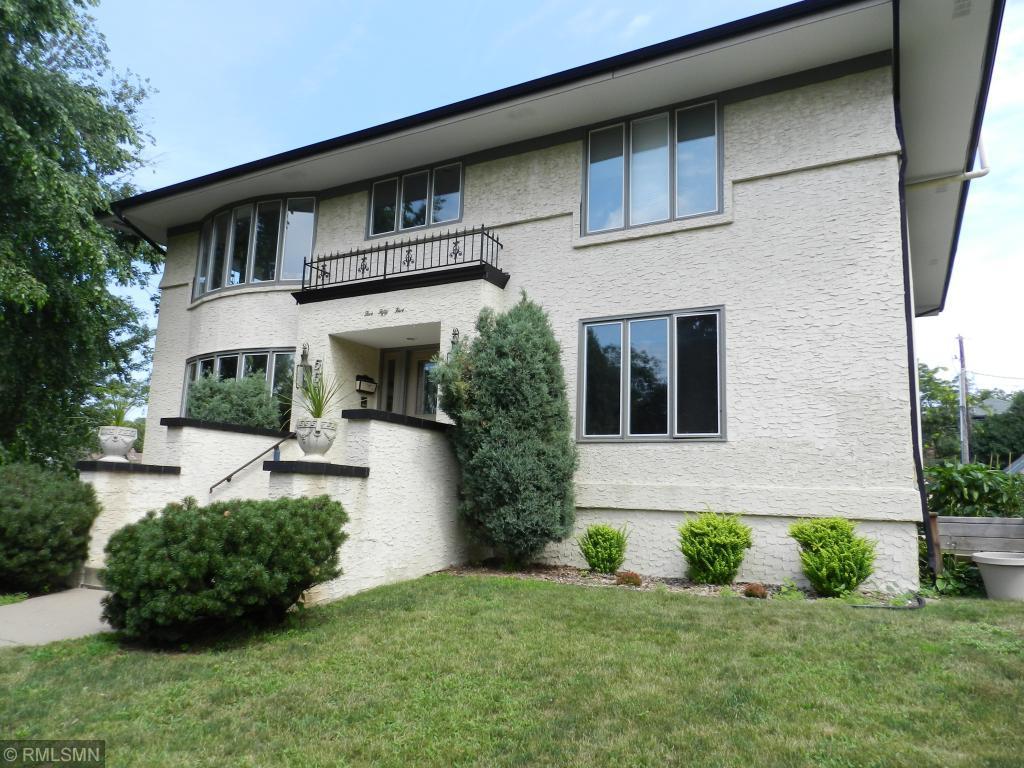 555 Summit Avenue - Photo 1
