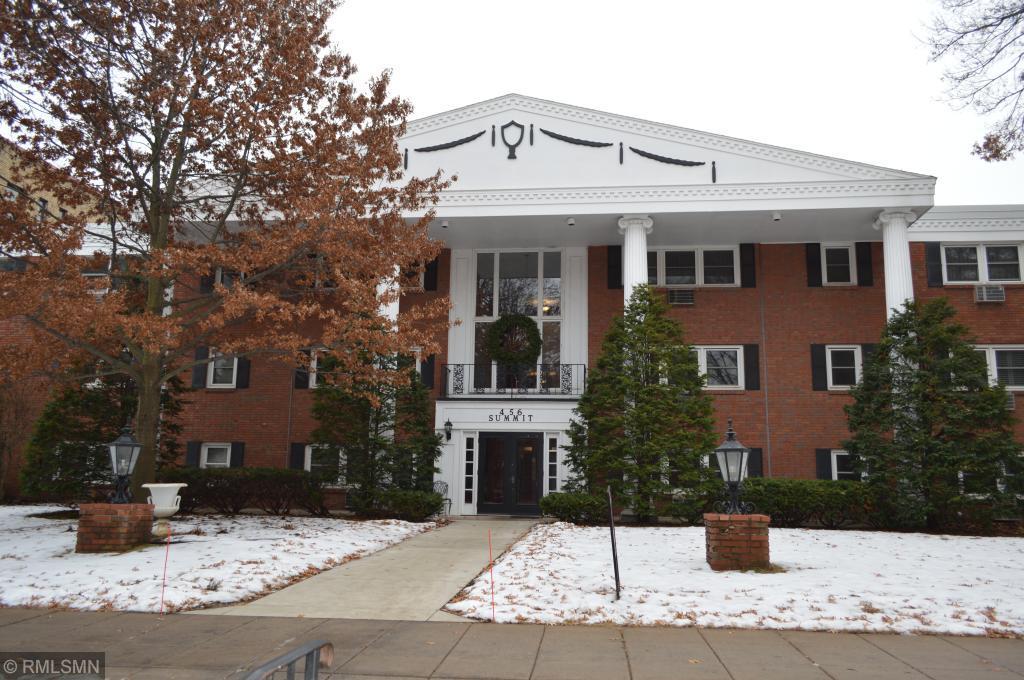 456 Summit Avenue - Photo 1
