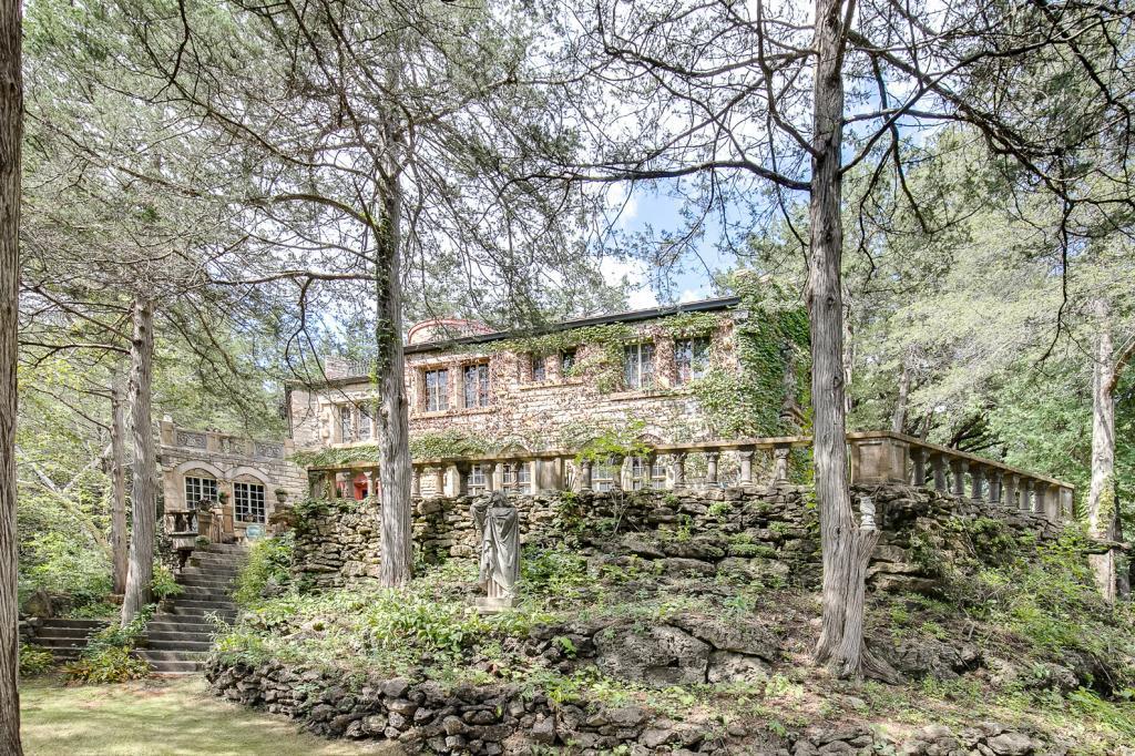 7689 Quadrant Avenue - Photo 1