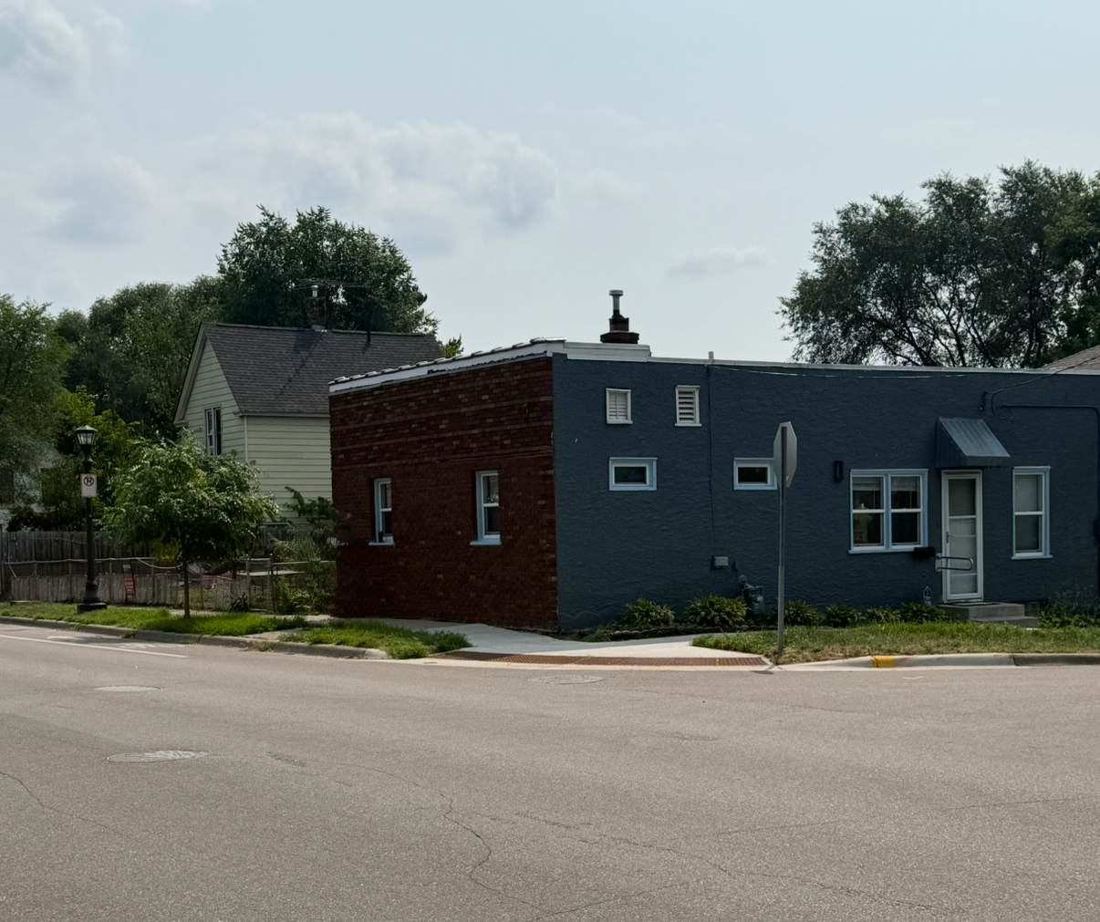 318 Front Avenue - Photo 1