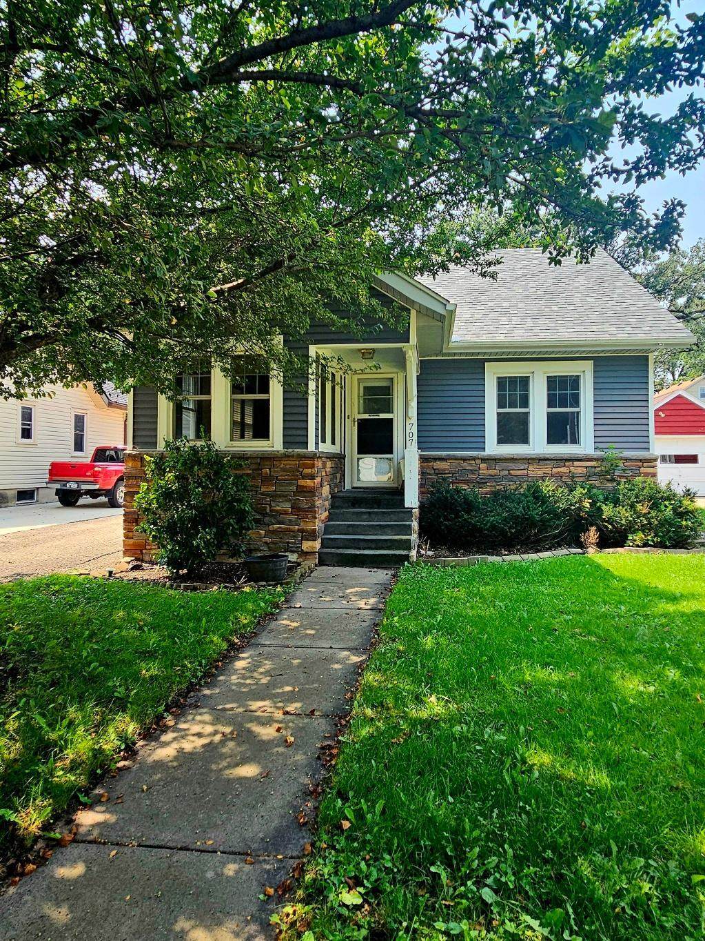 707 7th Street - Photo 1