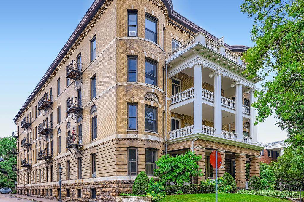 442 Summit Avenue - Photo 1