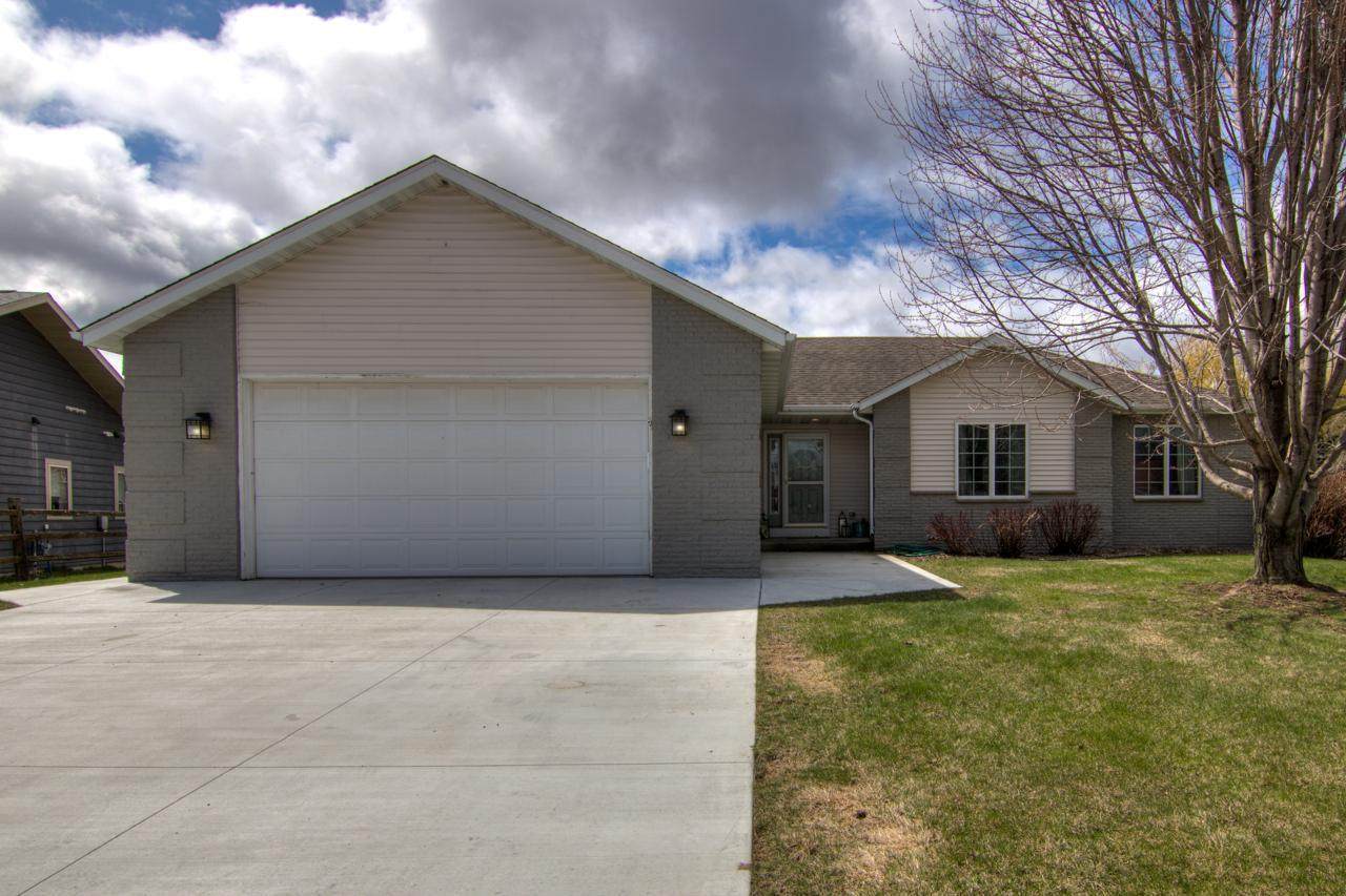 611 Circle Drive - Photo 1