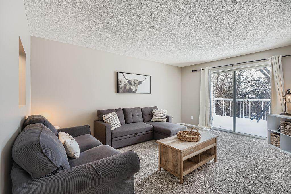 927 Pond View Court - Photo 1