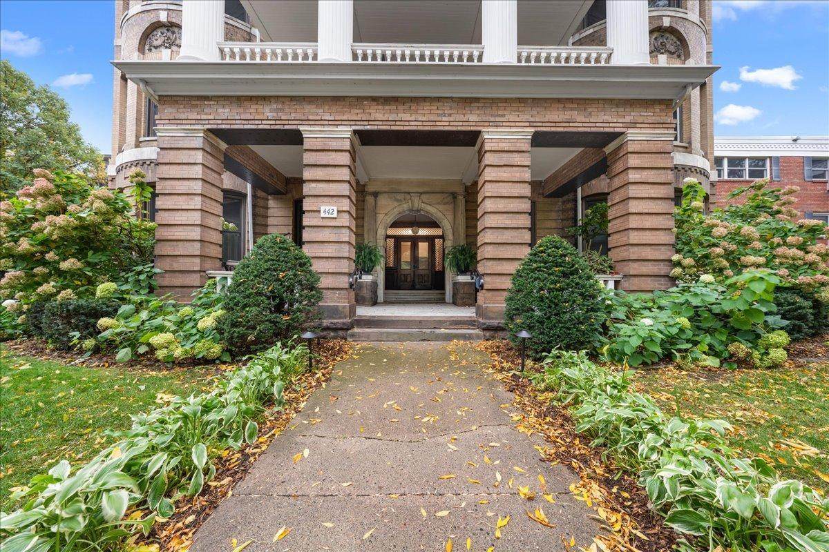 442 Summit Avenue - Photo 1