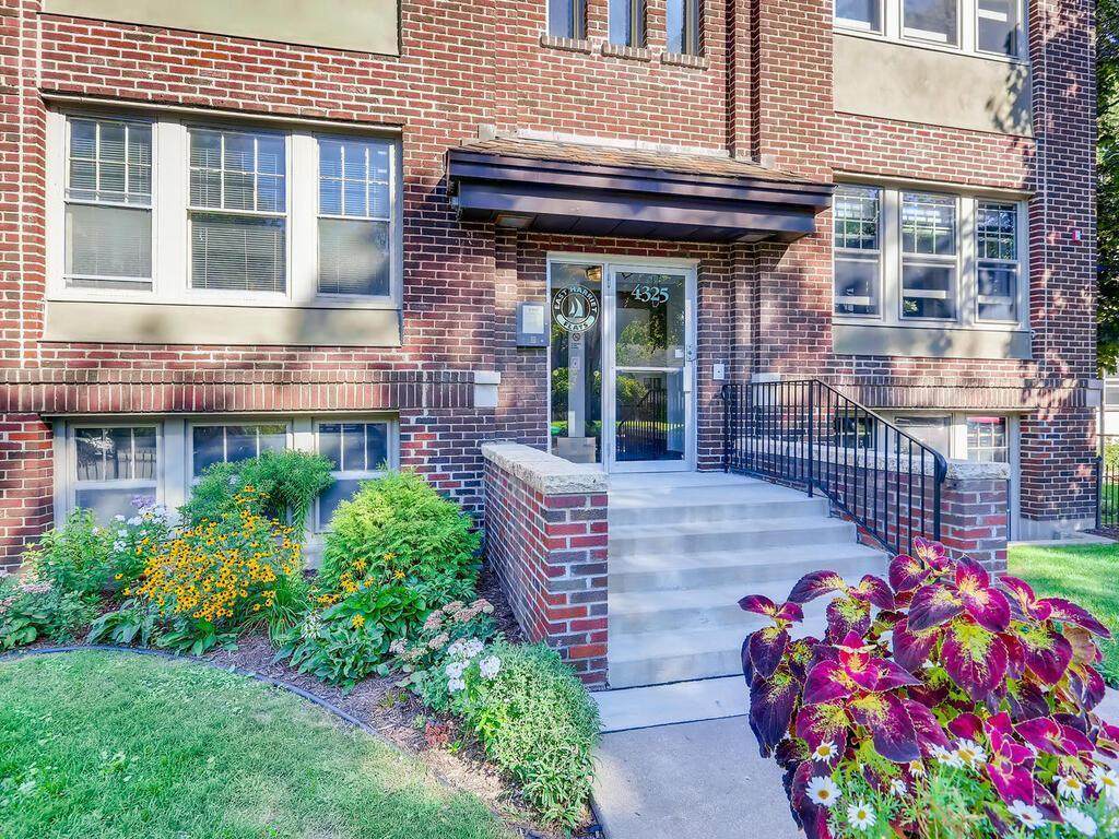 4325 Bryant Avenue - Photo 1