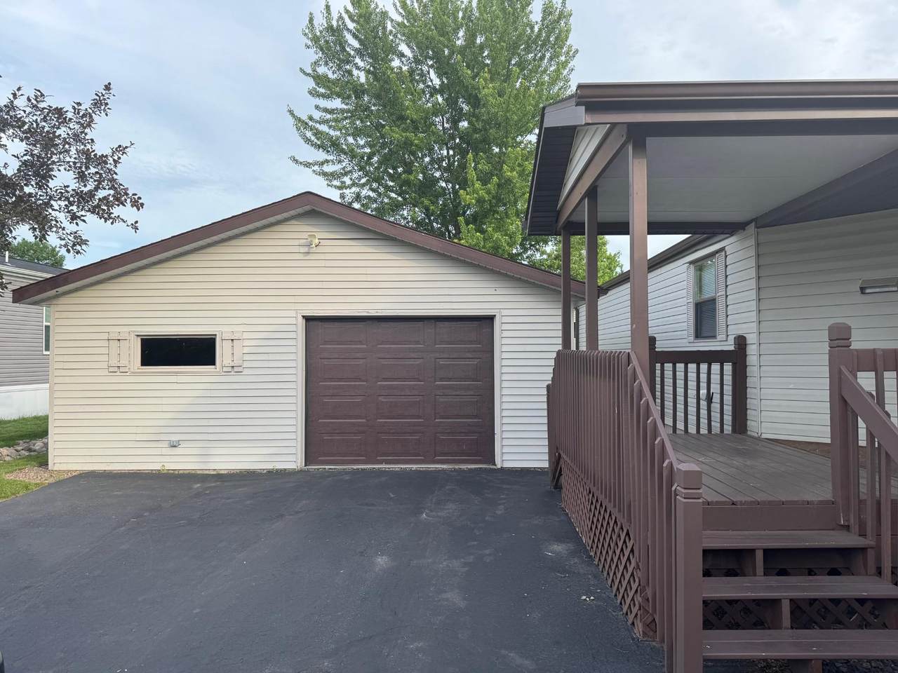 83 Edgewater Ct - Photo 1