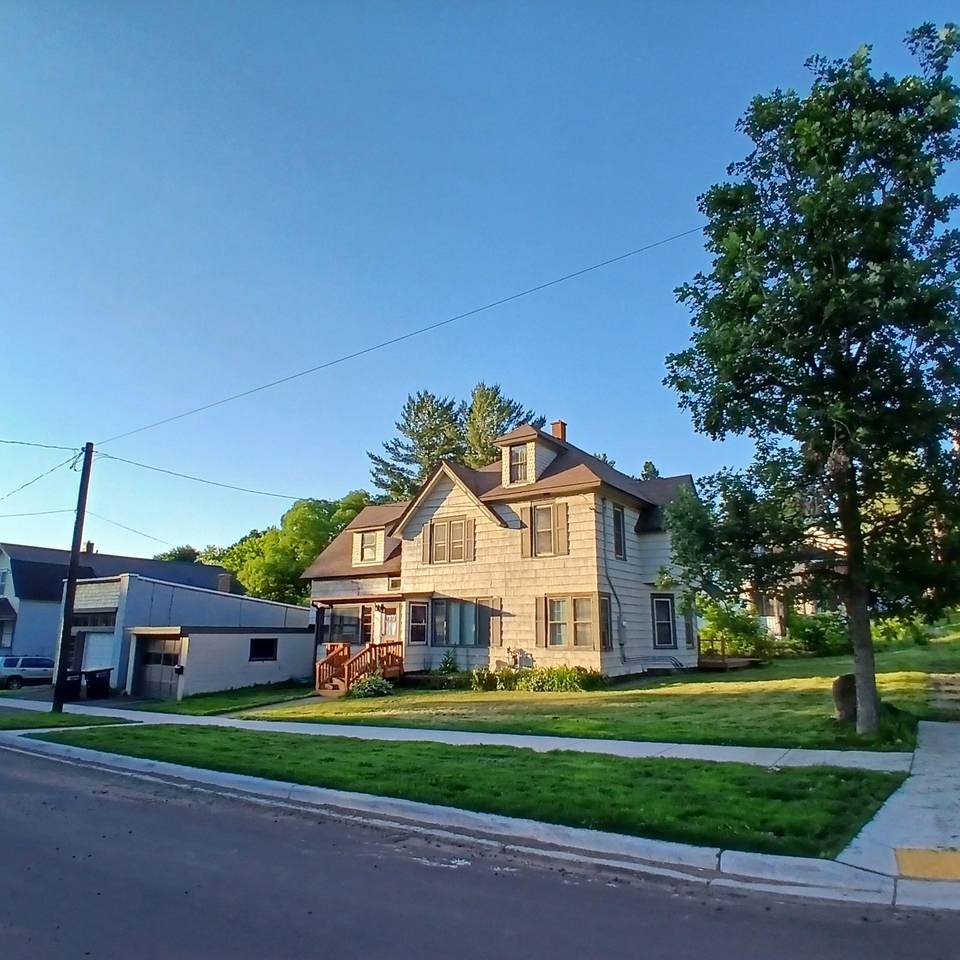 402 Albany St N - Photo 1