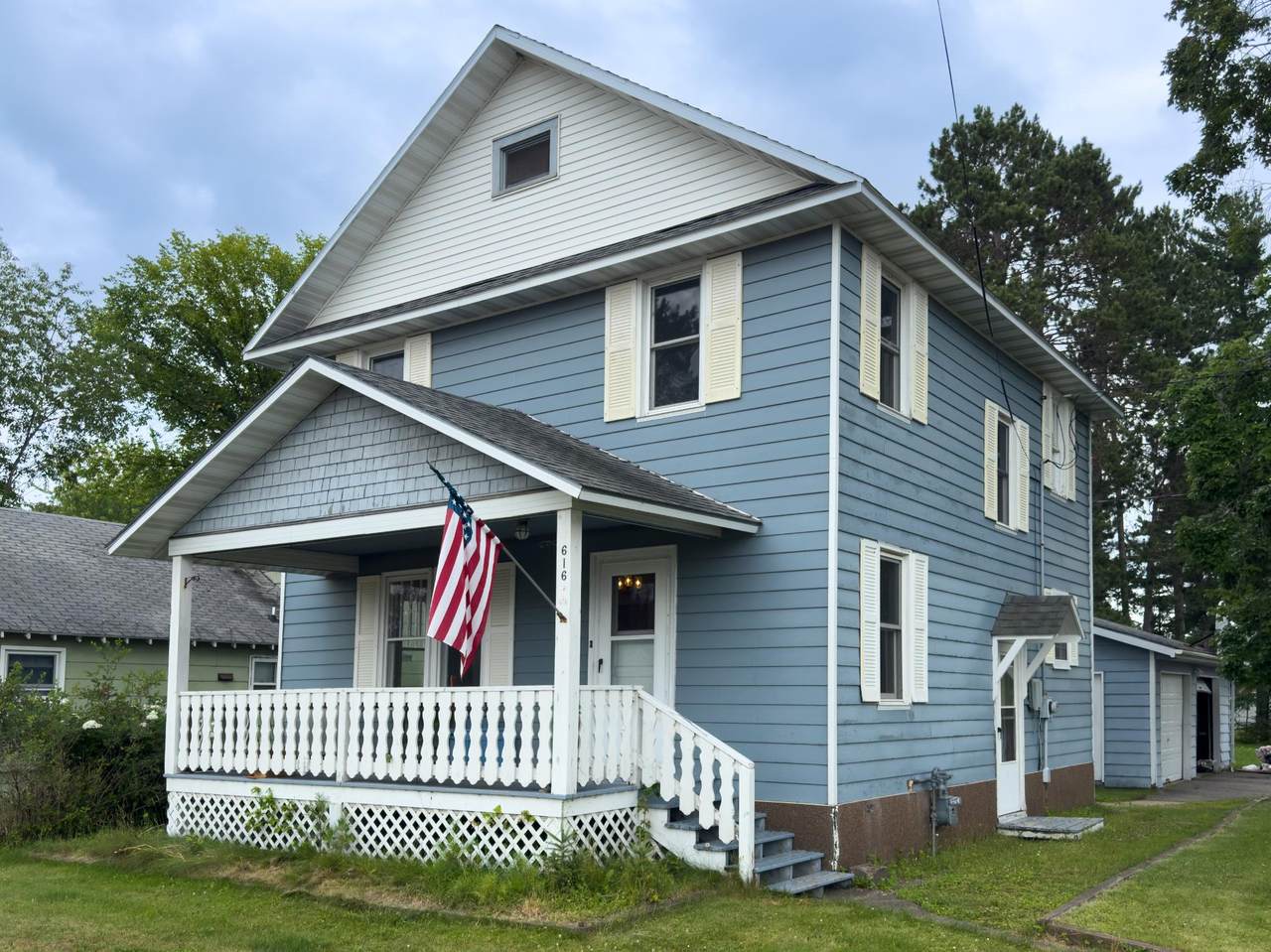 616 Pine St E - Photo 1