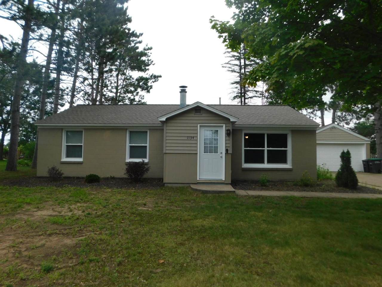 1134 King Rd E - Photo 1