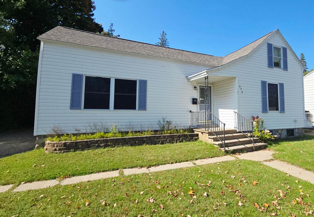 715 Stevens St N - Photo 1