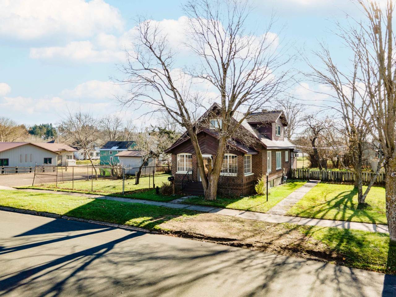 123 Maple St W - Photo 1