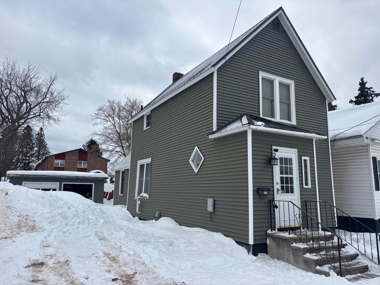 611 Sutherland St - Photo 1