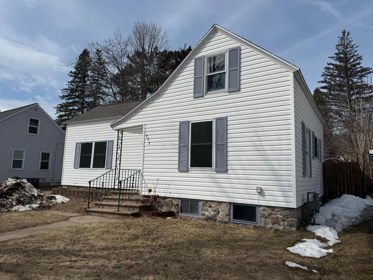 715 Stevens St N - Photo 1