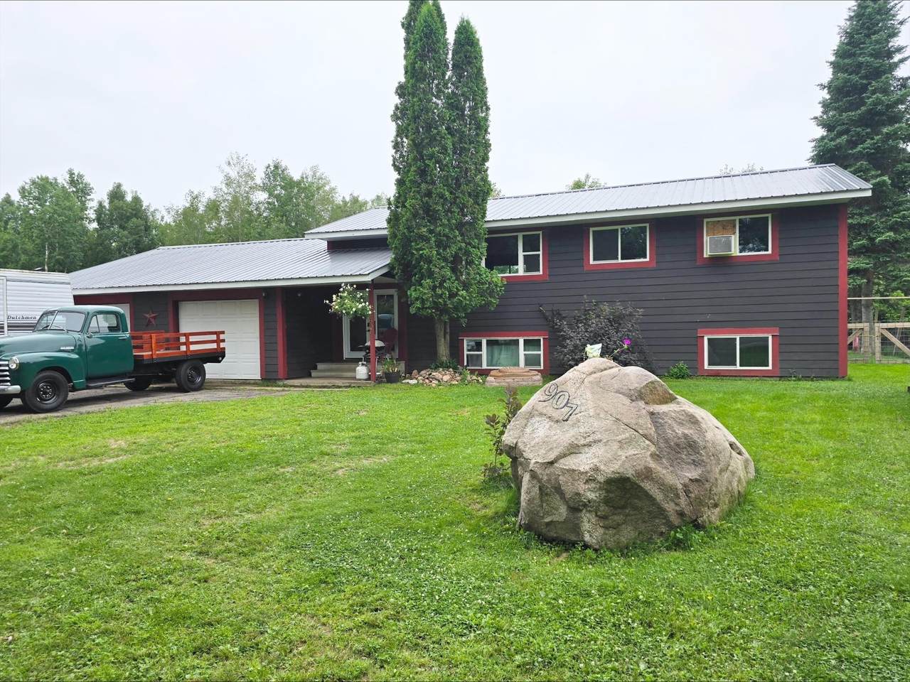 907 Pine St - Photo 1