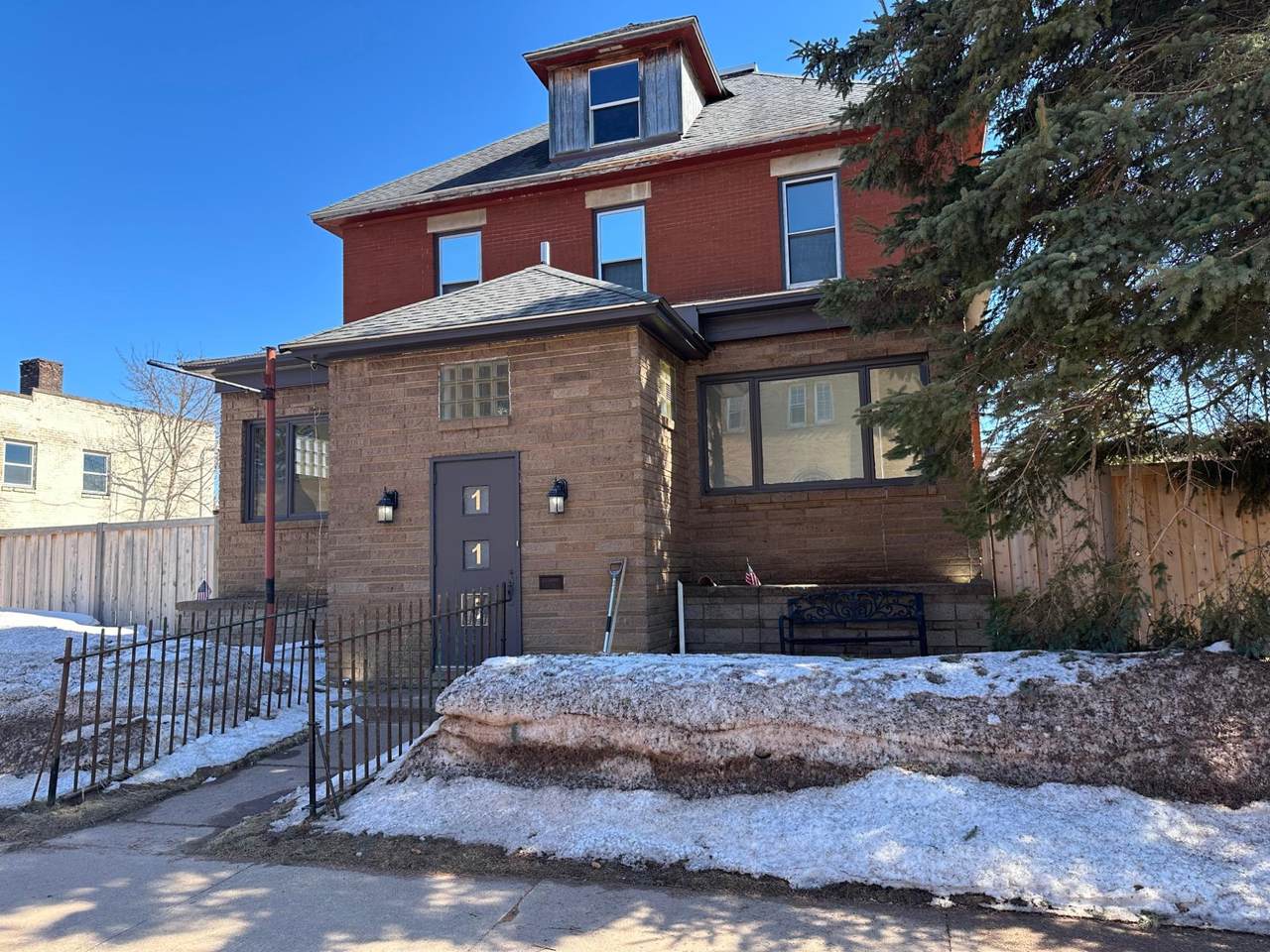 115 Ayer St E - Photo 1