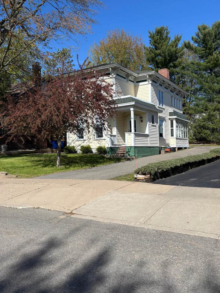 301 Genesee St N - Photo 1