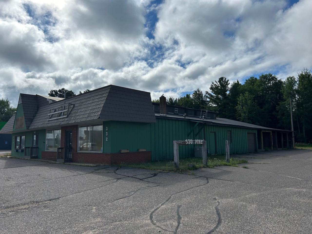 330 Pine St W - Photo 1