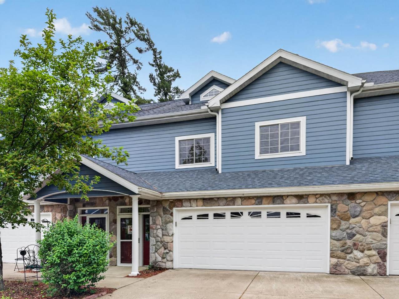 812 River Edge - Photo 1