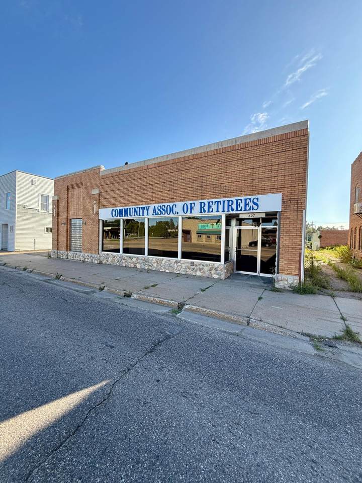 627 Superior St - Photo 1