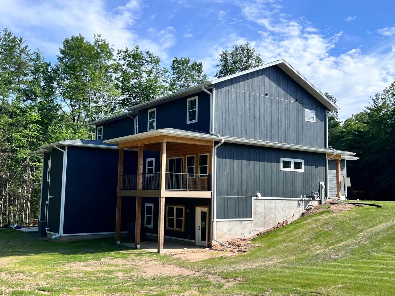 1690 Anthony Dr - Photo 1