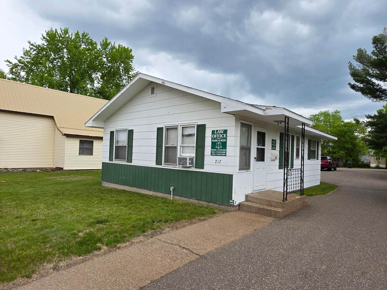 217 Tomahawk Ave S - Photo 1