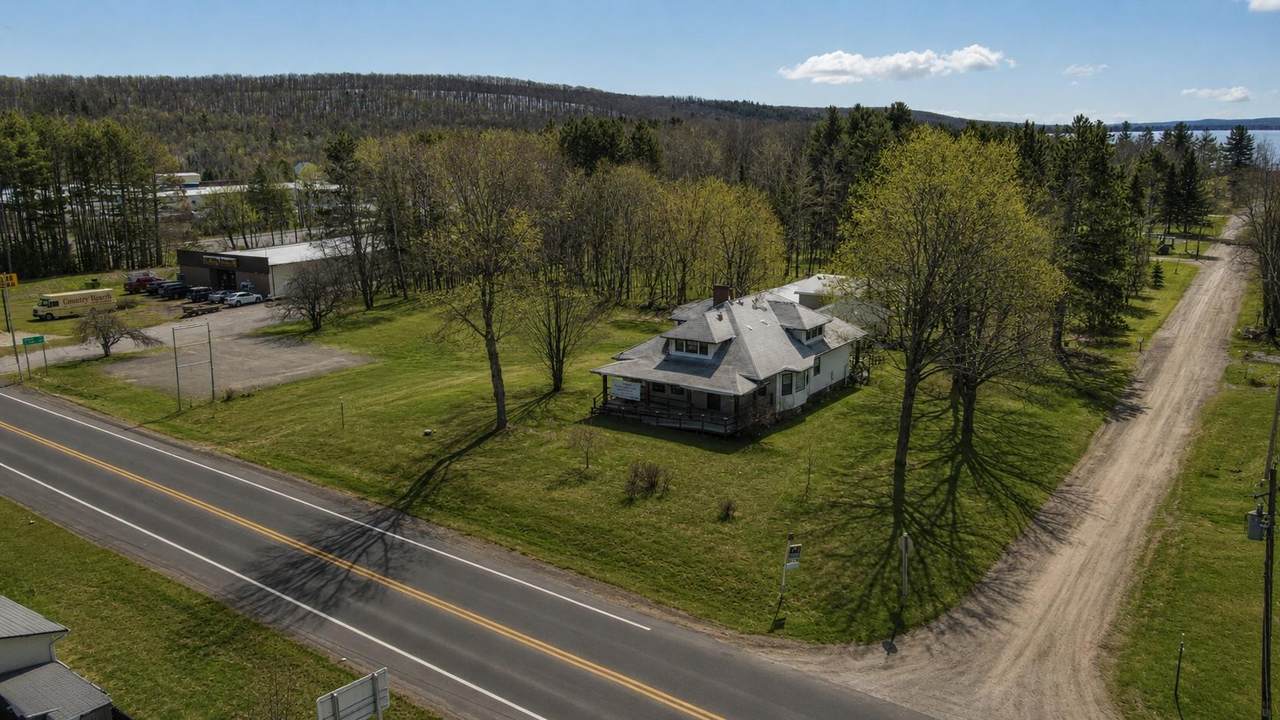 300 Pioneer St - Photo 1