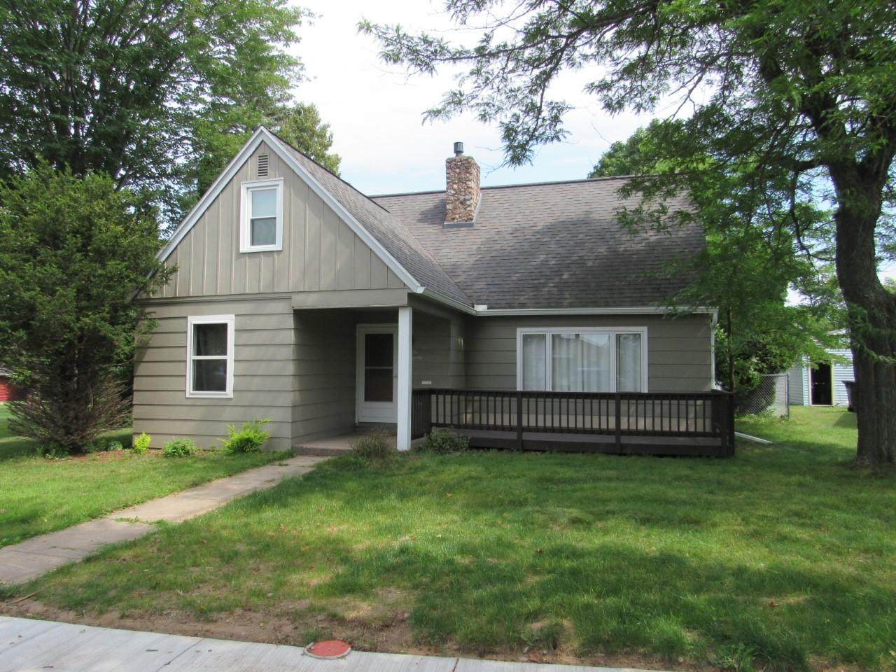 670 2ND AVE N - Photo 1