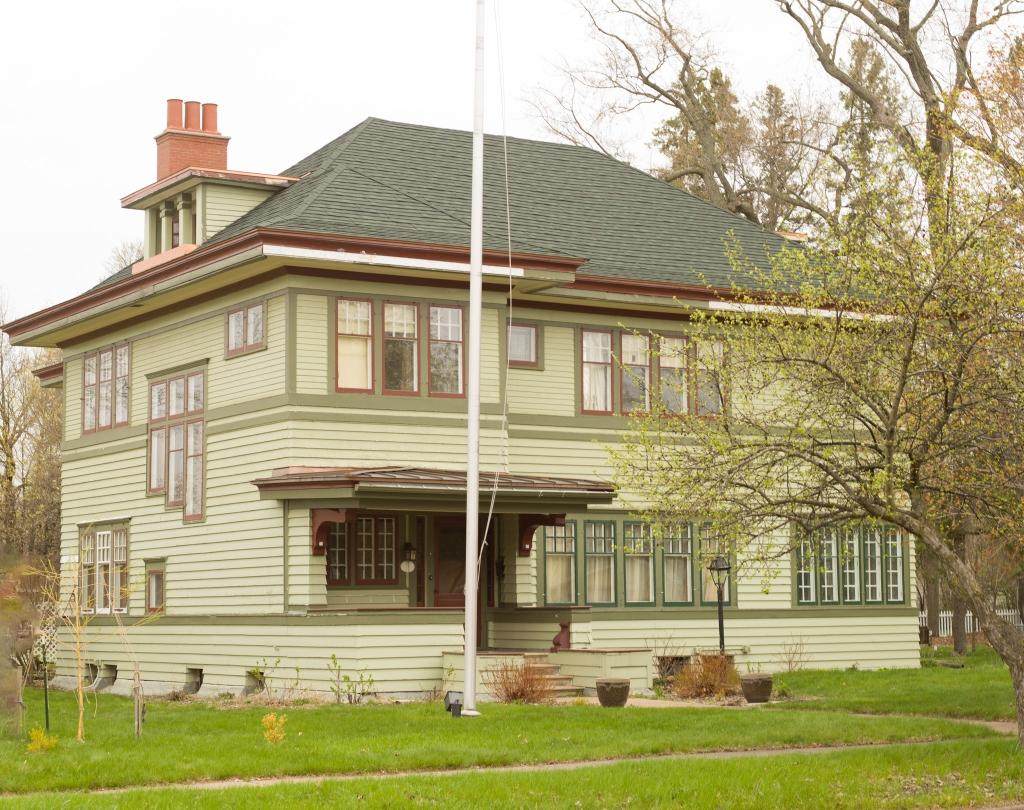 1200 6TH ST E - Photo 1