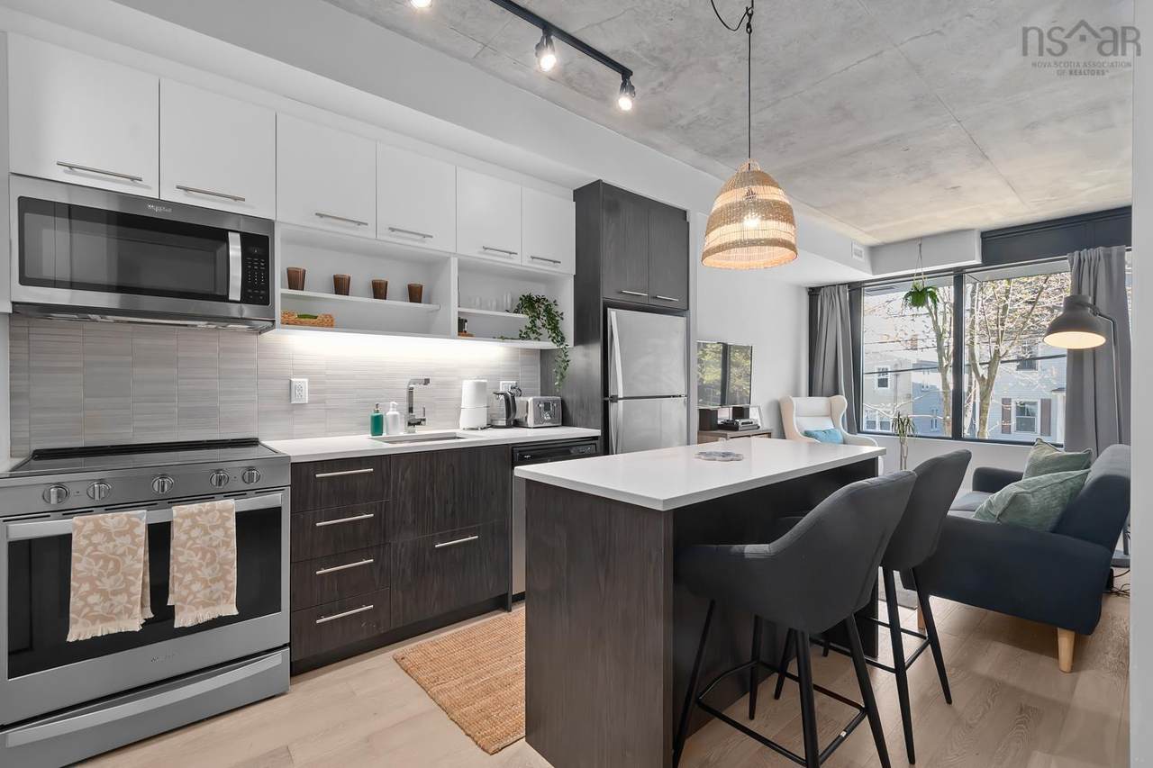 1048 Wellington St - Photo 1