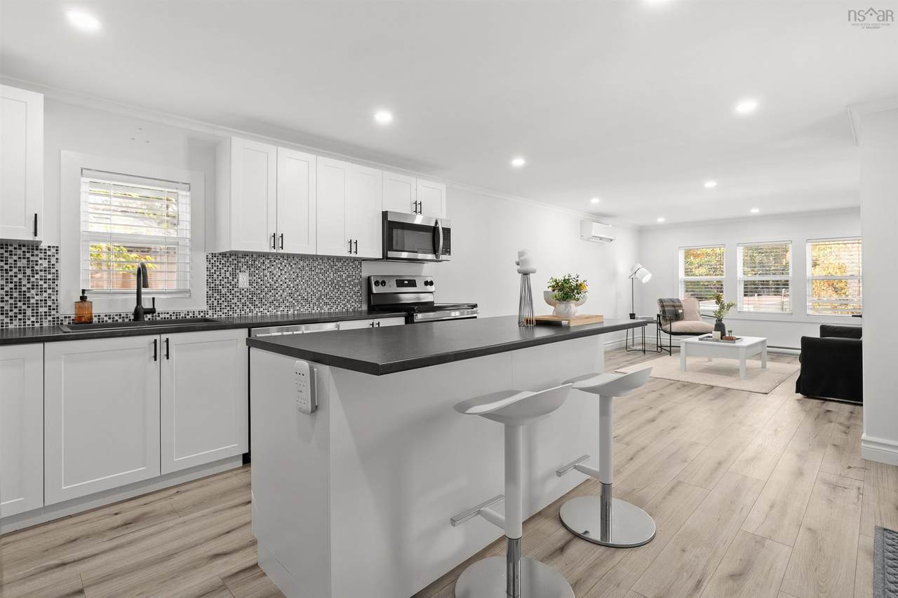 18 Commodore Avenue - Photo 1