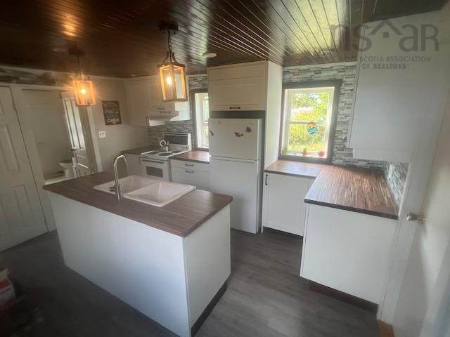 1095 New Harbour Lundy Road - Photo 1