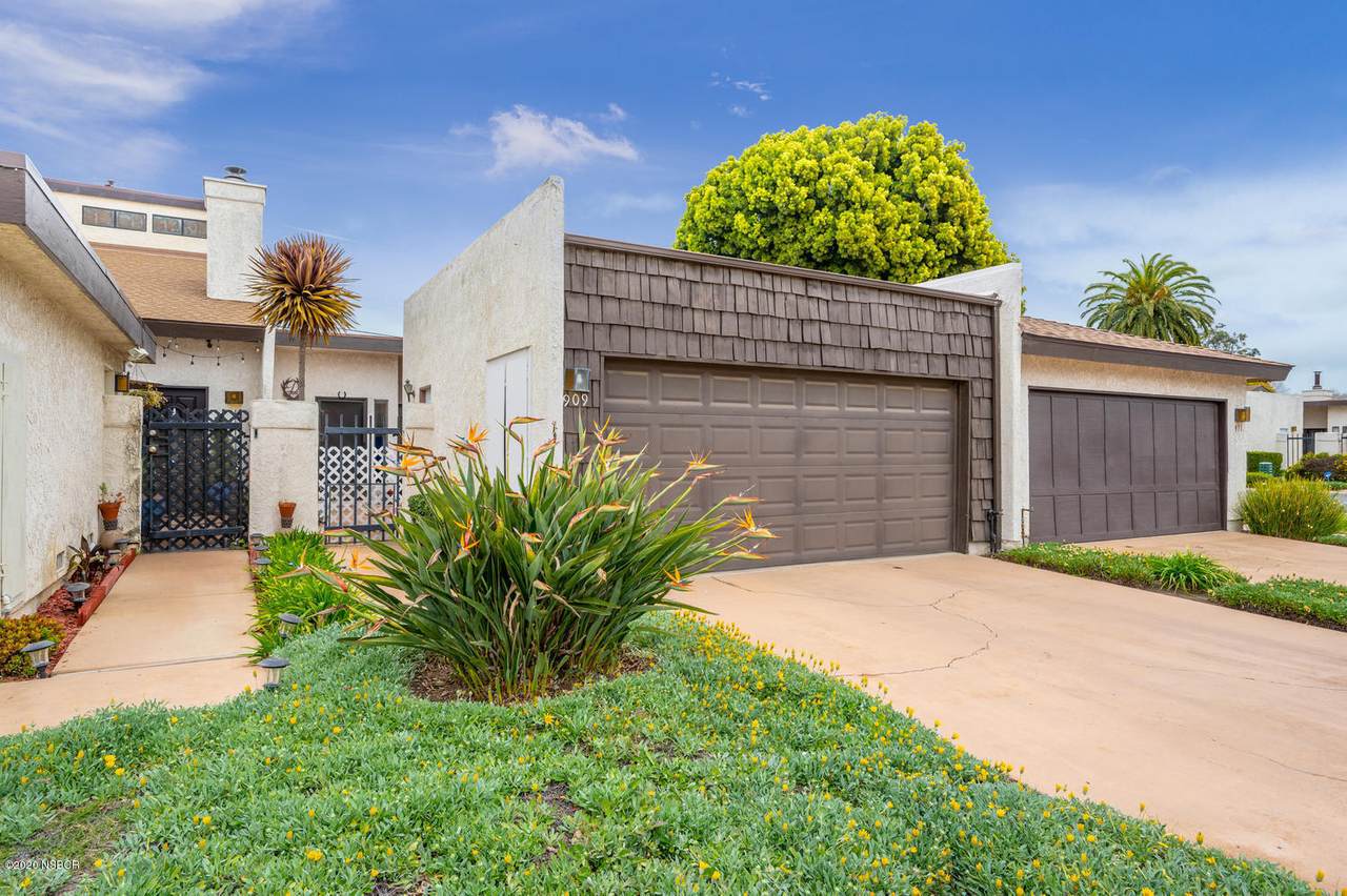 909 Queens Court - Photo 1