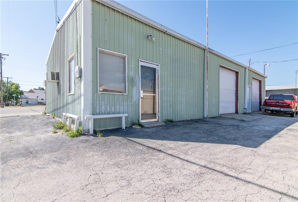 306 Lee - Photo 1